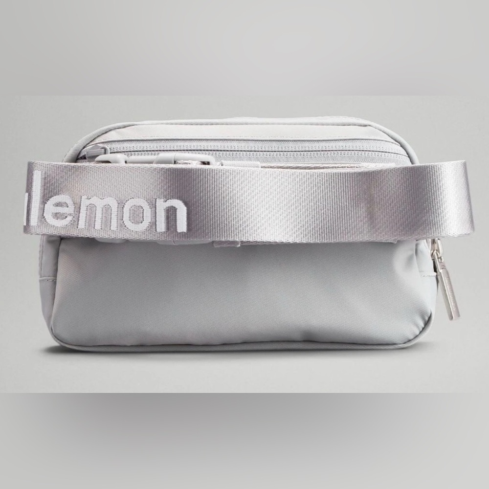 NWT Lululemon Everywhere Belt Bag Crossbody Extended Strap Silver Drop Unisex - Picture 2 of 9